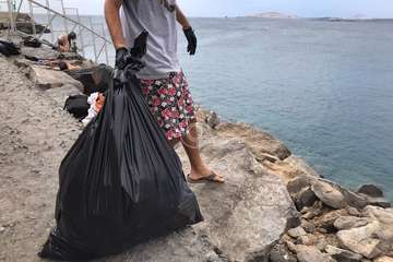 Limpieza de la escollera sur del muelle de Taliarte (Foto Pedro Martel/Wendy Cruz)